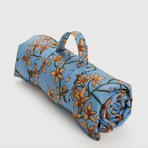 BAGGU PUFFY PICNIC BLANKET IN ORCHIDS BLUE